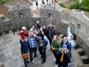 Grupo de participantes subiendo al castillo y saludando desde las almenas.